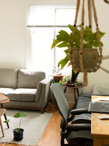 Çok amaçlı oturma odası ve çalışma alanı, küçük daireler için akıllı çözümler.