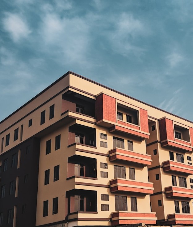 Kompakt konut projesi, modern apartman binası ve yatırım fırsatları.