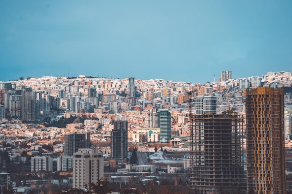 Ankara şehir manzarası, yükselen konut projeleri ve gayrimenkul yatırımları.