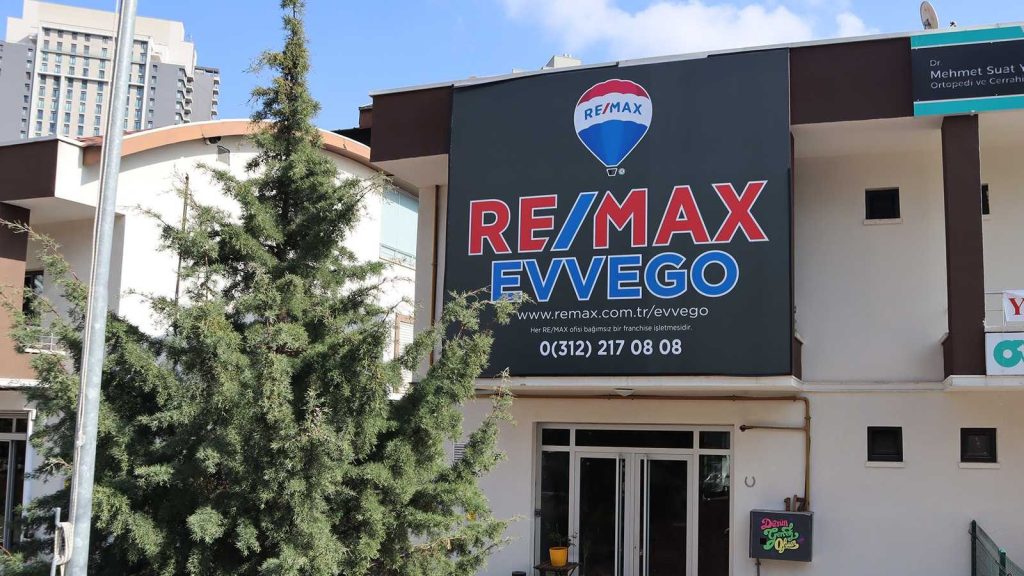 RE/MAX Evvego ofis binası: Ankara'da profesyonel gayrimenkul danışmanlığı hizmetleri.