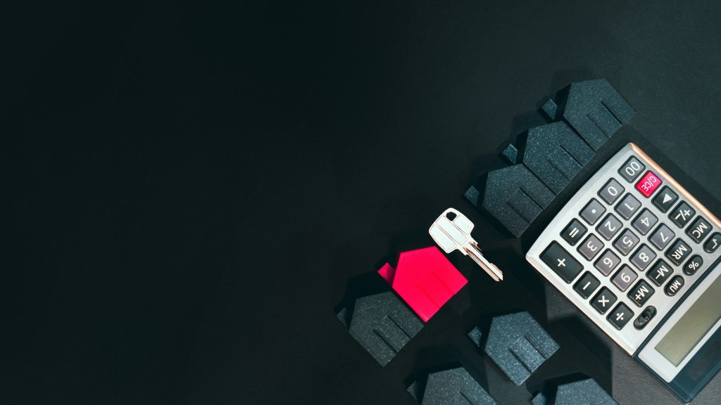 Gayrimenkul yatırımı kavramını simgeleyen semboller – kompakt konutlarda yatırım potansiyelini vurgulayan görsel.