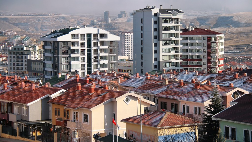 Yaşamkent’te bahçeli müstakil evler ve arkada yükselen apartman blokları
