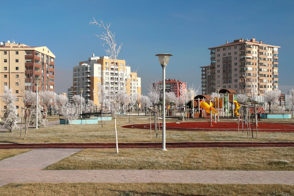 Yaşamkent’te çocuk parkı, kış manzarasında site içi sosyal yaşam alanı