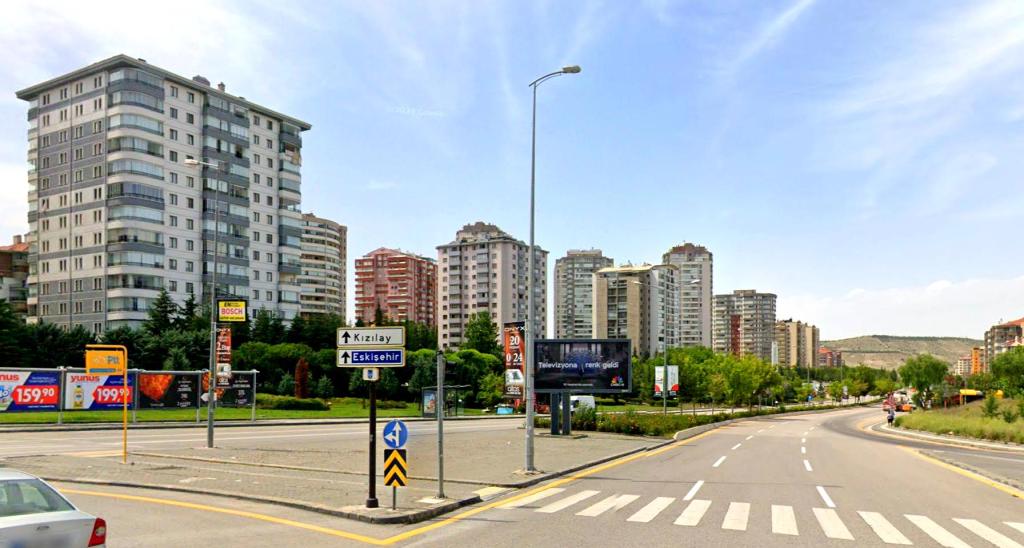 Yaşamkent’in ana caddesi ve konut siteleri, Kızılay ve Eskişehir yön tabelalarıyla