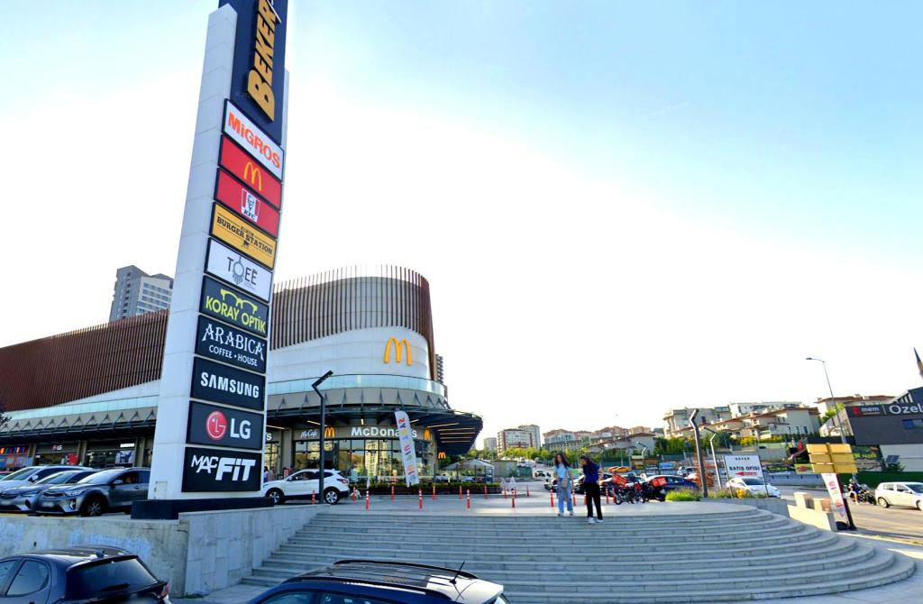 Yaşamkent’te yer alan alışveriş merkezi, zincir mağazalar ve sosyal yaşam